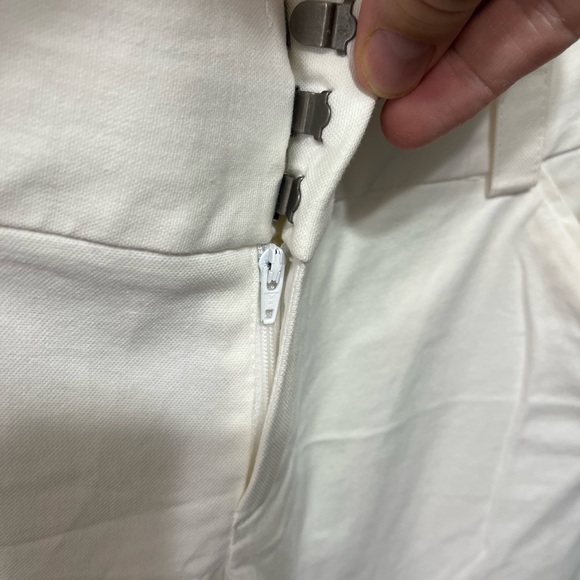 Alice+Olivia white dress pants. Worn once. Size 8. Comfortable and flattering!! - Picture 4 of 5